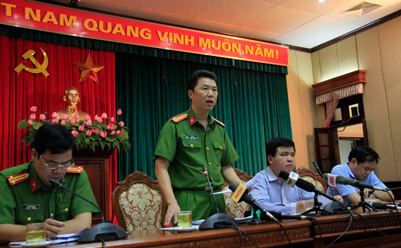 Thượng tá Lê Huy thông tin tại cuộc họp. Ảnh: Trường Phong