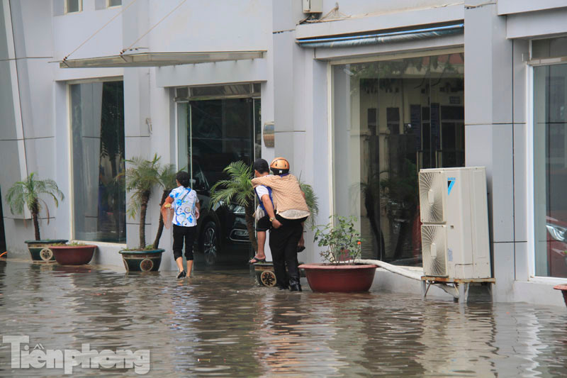 Hà Nội: Cõng mẹ, dìu cha lội nước vào bệnh viện