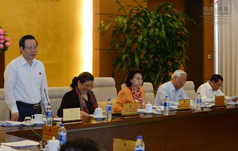 Phó Chủ tịch Quốc hội Phùng Quốc Hiển phát biểu tại phiên họp