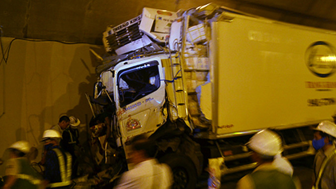 Hôm 20/8, hầm Hải Vân cũng xảy ra tai nạn khi xe đông lạnh mất lái, đâm mạnh vào thành hầm khiến một người tử vong. Ảnh: N.Đ.