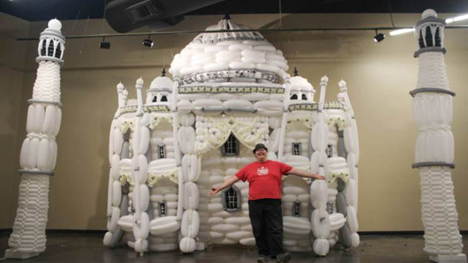 Jeremy Telford cạnh đền Taj Mahal của mình.