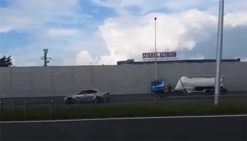 Choáng với ô tô đi lùi vun vút trên cao tốc