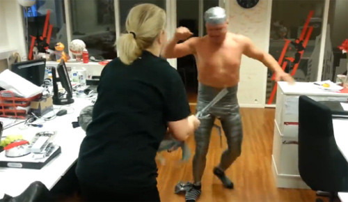 Quấn 100m băng dính vào người như robot