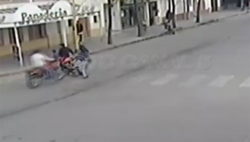 Mô tô đâm trực diện xe nôi em bé