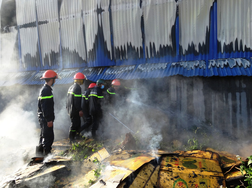 Lực lượng chức năng đang chữa cháy.