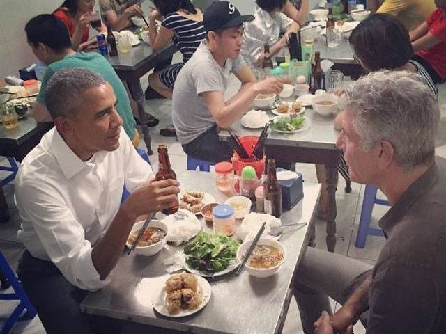 Anthony Bourdain và ông Obama thưởng thức bún chả Hương Liên khi thăm Việt Nam. Nguồn: Tribune.com.pk.