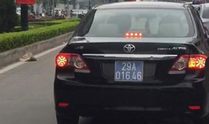 Đề nghị công an xác minh xe biển xanh lấn làn buýt nhanh