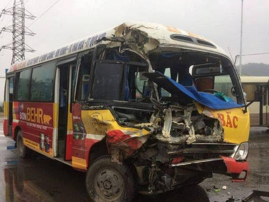 Chiếc xe buýt bị hư hỏng nặng phần đầu.