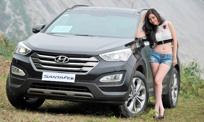 Mỹ nhân Việt lả lơi bên Hyundai SantaFe 2015