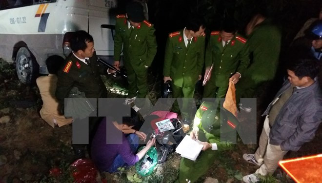 Lực lượng chức năng tỉnh Lào Cai khám nghiệm hiện trường và điều tra nguyên nhân vụ tai nạn. (Ảnh: Hương Thu/TTXVN)