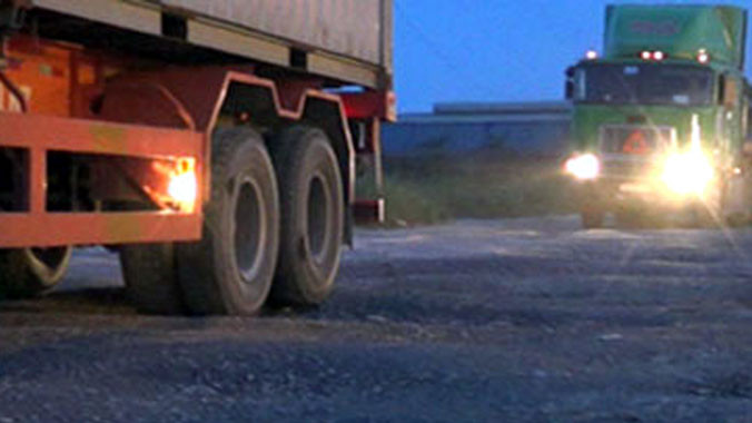 Hình ảnh khó tin dưới vệt bánh xe quá tải 