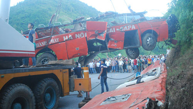 Vụ tai nạn xe khách ở Lào Cai khiến 13 người chết và hàng chục người khác bị thương hôm 1/9, đến nay vẫn chưa có kết luận về nguyên nhân. Tuy nhiên cơ quan chức năng đã làm rõ xe khách này chạy tăng cường và chạy sai luồng tuyến, chở quá số người quy định
