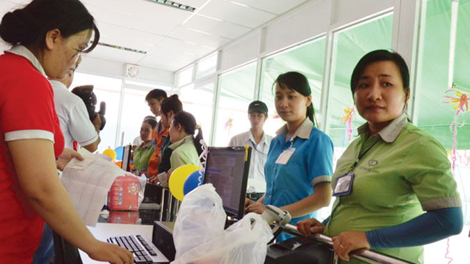 Công nhân Cty Taekwang Vina chi nhánh Tiền Giang mua chịu hàng trong siêu thị của Cty. ảnh: CTV