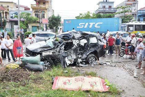 Hiện trường vụ tai nạn giao thông thảm khốc sáng 2/9. Ảnh: Công an Nhân dân