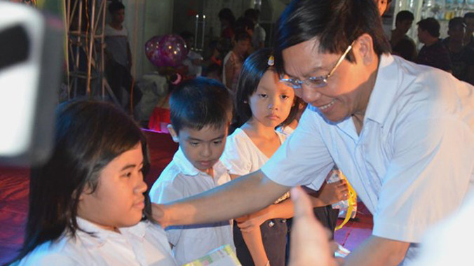 Ông Nguyễn Văn Quế - Phó Chủ tịch UBND tỉnh Hải Dương trao quà khuyến học. Ảnh: PV