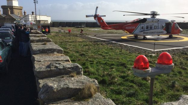 Trực thăng cứu hộ tại điểm tiếp nhiên liệu ở ngọn hải đăng Blacksod.