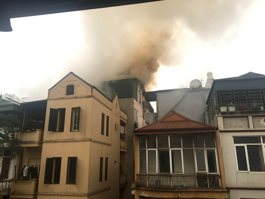 Ngôi nhà bốc cháy dữ dội lúc sáng sớm. Ảnh: Người dân cung cấp.