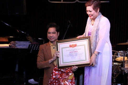 Hội Nghệ nhân và Thương hiệu huỷ cụm từ "giáo sư âm nhạc" trong bằng khen Ngọc Sơn