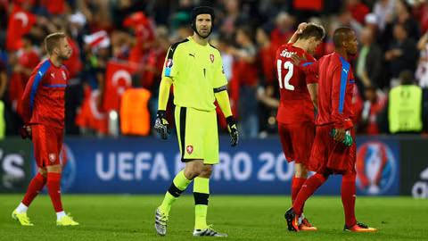 Thủ môn Petr Cech buồn nẫu ruột vì sớm phải rời EURO