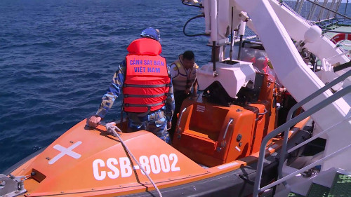 Lực lượng cảnh sát biển tham gia trục vớt máy bay CASA 212 sáng nay.