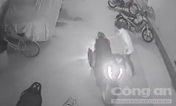 Chỉ trong tích tắc, tên trộm lấy được chiếc xe.