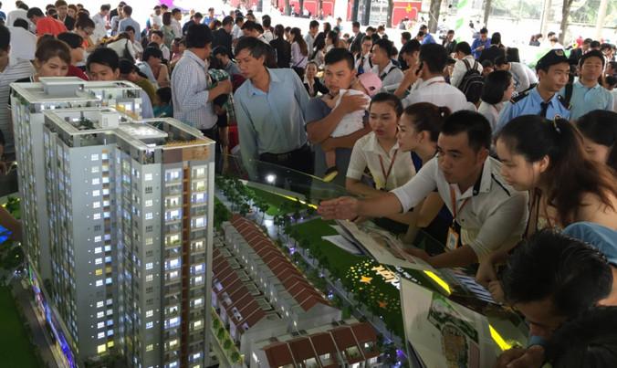 Chen chân xem mô hình căn hộ mẫu.