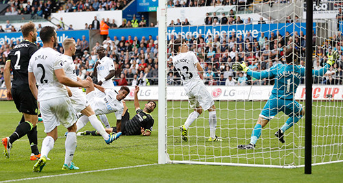 Costa (áo đen, phải) đang lấy lại cảm hứng ghi bàn vốn nguội lạnh ở mùa giải trước. Ảnh: Reuters.