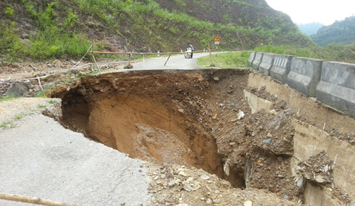 Hố "tử thần" khiến quốc lộ 16 bị chia cắt. Ảnh: Lam Sơn.