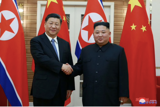 Chủ tịch Trung Quốc Tập Cận Bình và Chủ tịch Triều Tiên Kim Jong Un trong cuộc gặp năm 2019. (Ảnh: KCNA)