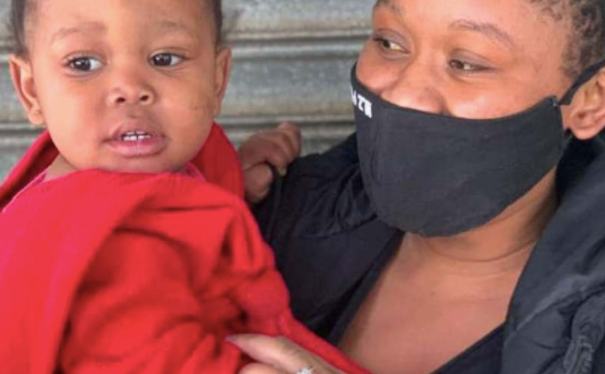 Chị Naledi Manyoni và con gái. (Ảnh: The Sun)