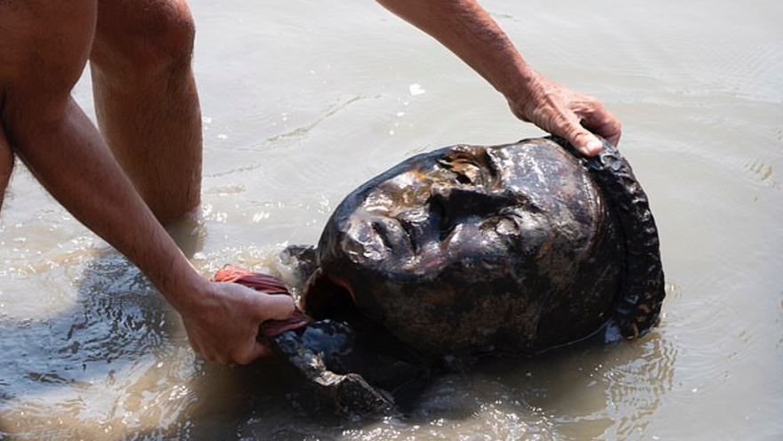 Một bức tượng bị đập phá. (Ảnh: Daily Mail)