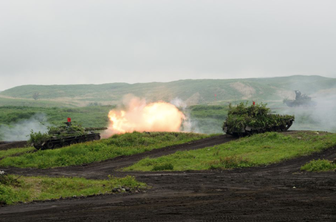 Xe tăng của Lực lượng phòng vệ Nhật Bản tham gia một đợt tập trận bắn đạn thật hồi tháng 5. (Ảnh: Reuters)