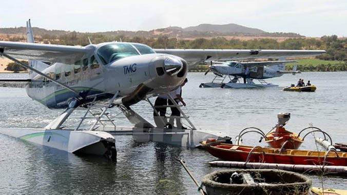  Hai chiếc thủy phi cơ đáp xuống hồ Bàu Trắng. Ảnh: Nguyễn Thanh/Vietnam+.