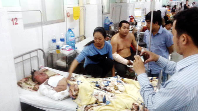 Anh Liêm đang điều trị tại bệnh viện đa khoa Đồng Nai. Ảnh: Hoàng Trường.