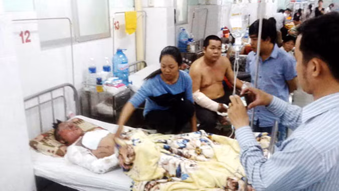 Anh Liêm đang điều trị tại bệnh viện đa khoa Đồng Nai. Ảnh: Hoàng Trường.