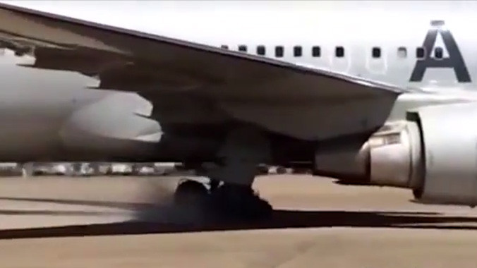 Máy bay nổ lốp khi hạ cánh, 200 hành khách thoát nạn