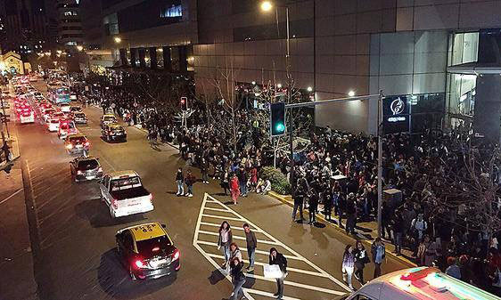 Chile sơ tán người dân ngay trong đêm vì lo ngại sóng thần. 