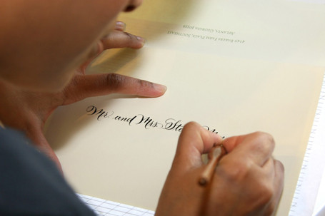 Mọi văn bản phát hành trong Nhà Trắng đều do các nhà thư pháp biên soạn thiết kế.