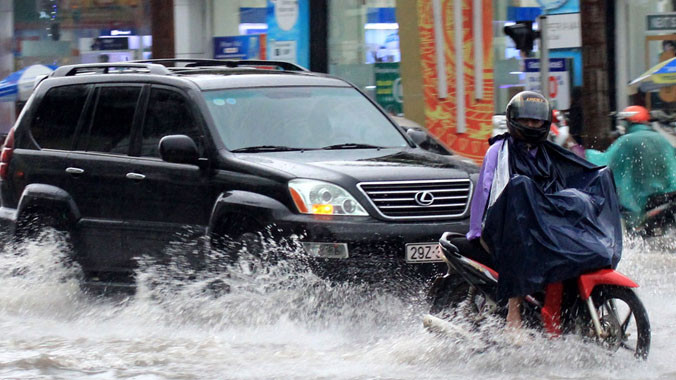 Mưa ngập đường tại TP Thanh Hóa. Ảnh: Hoàng Lam. 