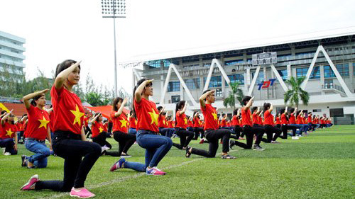 Đại diện trường Đại học Tôn Đức Thắng cho rằng việc trường bổ nhiệm GS, PGS chỉ là chức vụ chuyên môn của trường. Trong ảnh là tiết mục đồng diễn chào mừng ngày Quốc khánh 2-9-2015 của sinh viên trường này. Ảnh: ĐH TDT.