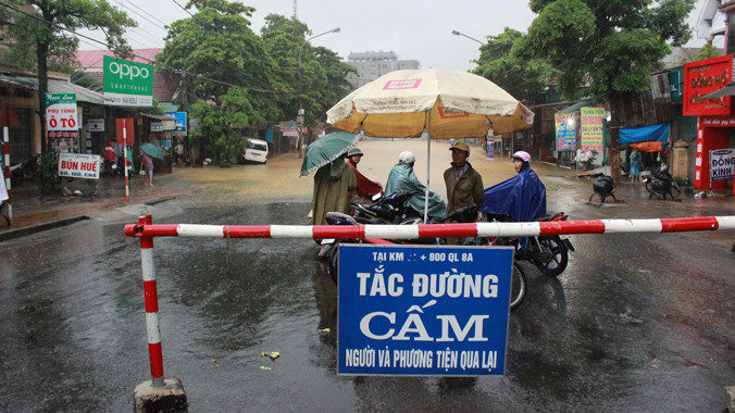 Mưa lớn trong nhiều ngày làm nhiều tuyến đường bị ngập nước, gây ách tắc.