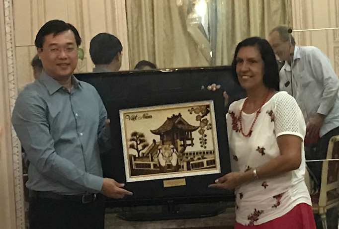 T.Ư Đoàn tặng Viện Hữu nghị Cuba với các dân tộc bức tranh Chùa Một Cột.