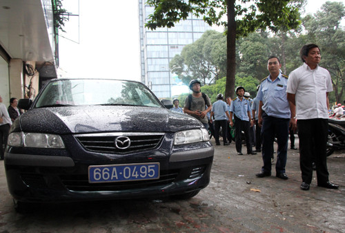 Quận 1 phạt xe biển xanh của tỉnh Đồng Tháp. Ảnh: Duy Trần.