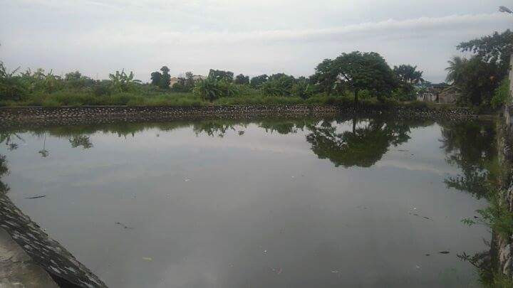 Hồ nước, nơi hai bé gái bị trượt chân ngã xuống tử vong.