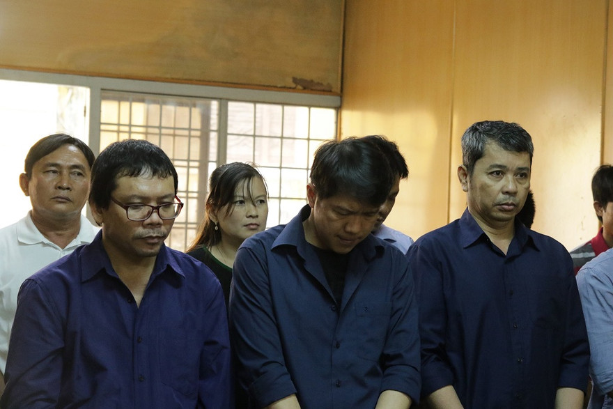 Cựu CSGT Nguyễn Cảnh Chân (đứng giữa, hàng đầu) tại tòa sáng nay. Ảnh: Tân Châu