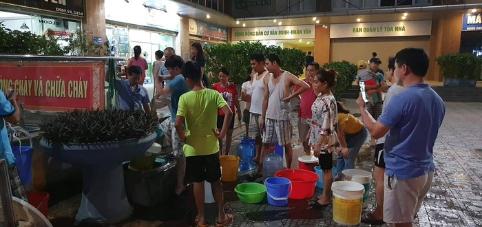 Cư dân KĐT xếp xô chờ đến lượt múc nước