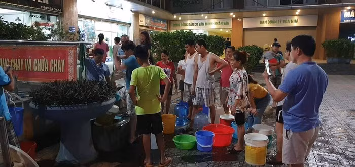Cư dân KĐT xếp xô chờ đến lượt múc nước