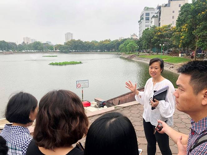 Công ty TNHH Thoát nước Hà Nội thông tin với báo chí sáng 22/5 tại hồ Ba Mẫu. Ảnh: T.Đảng