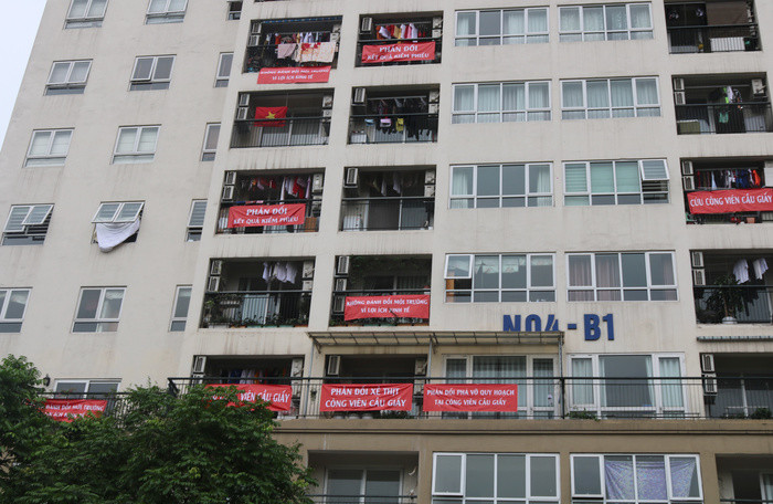 Người dân căng băng rôn phản đối xây bãi xe ngầm trong công viên Cầu Giấy.