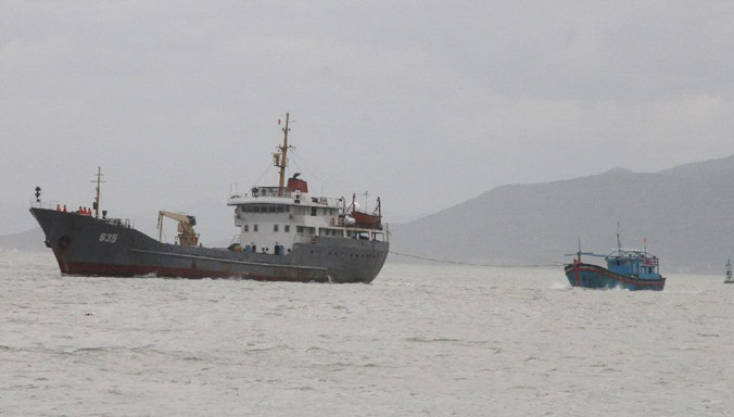 Tàu 635 lai kéo tàu KH 99216 TS vào bờ.